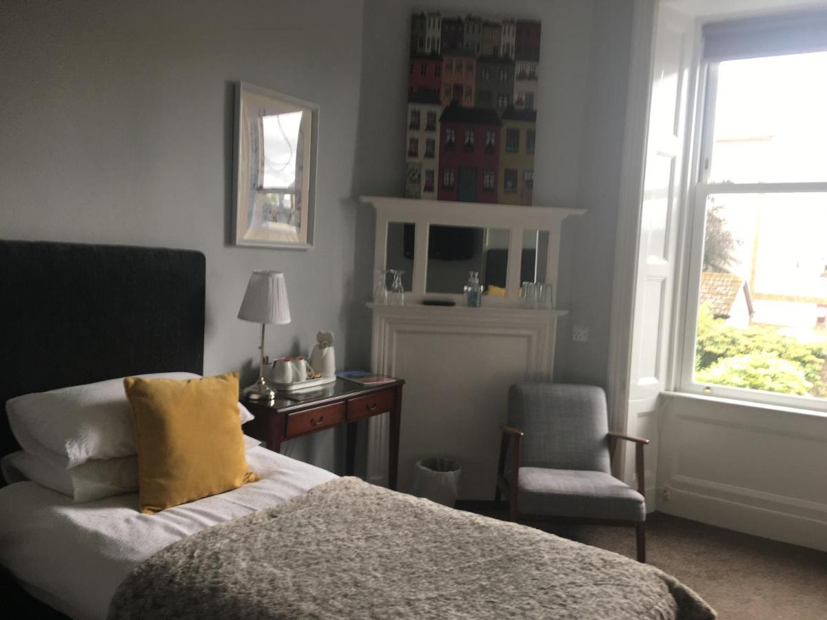 Tweepersoonskamer met 2 Aparte Bedden en Gedeelde Badkamer