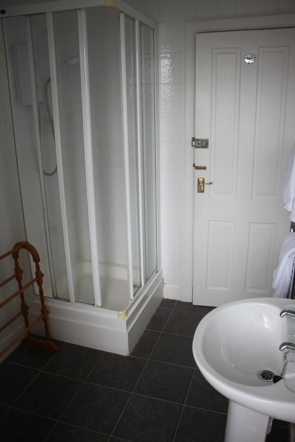 Tweepersoonskamer met 2 Aparte Bedden en Eigen Badkamer