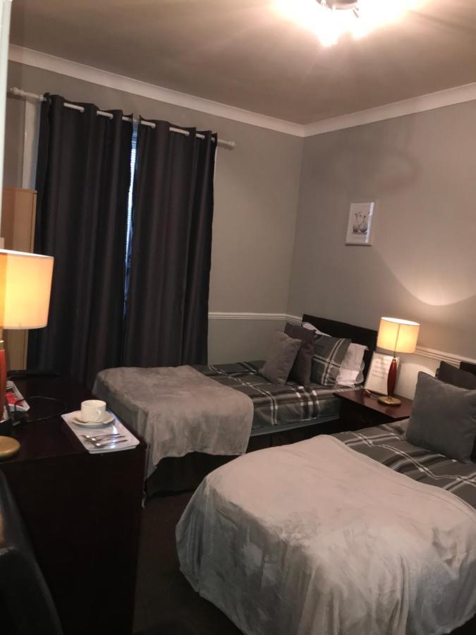 Tweepersoonskamer met 2 Aparte Bedden en Badkamer