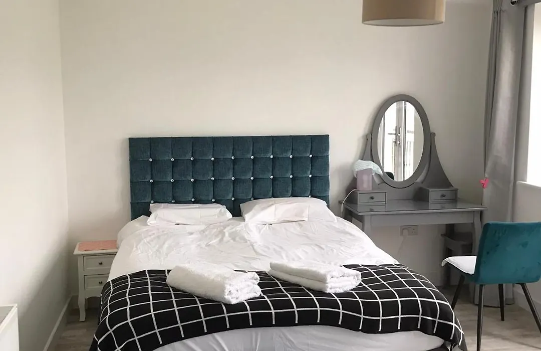 Large En Suite Bedroom With One Double Bed No Breakfast Provided-1
