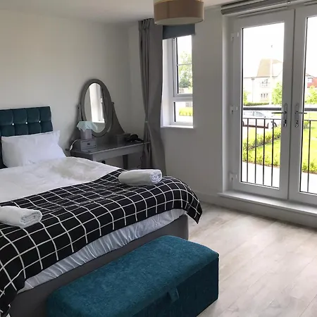 Large En Suite Bedroom With One Double Bed No Breakfast Provided-3